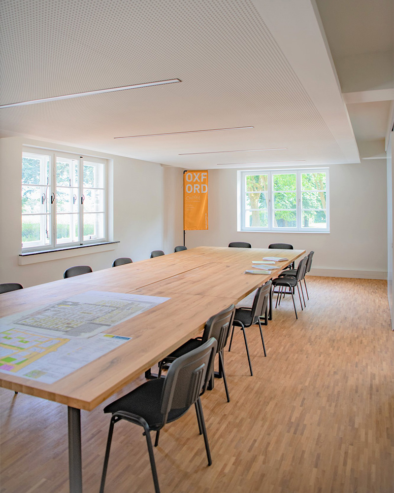 Großer Raum im Torhaus mit einem großen Tisch und Stühlen
