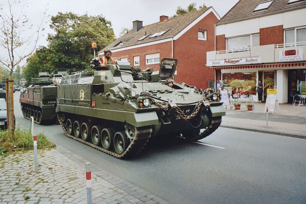 Panzer in einer Wohnstraße