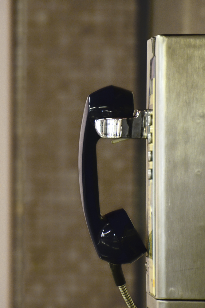 Telefonhörer an der Wand