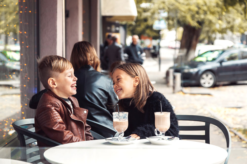 Kinder beim Eis essen