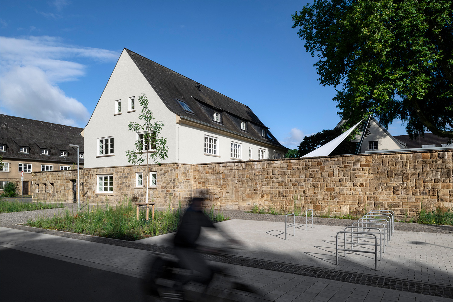 Im Hintergrund das Torhaus, davor ein Platz mit Mobilstation