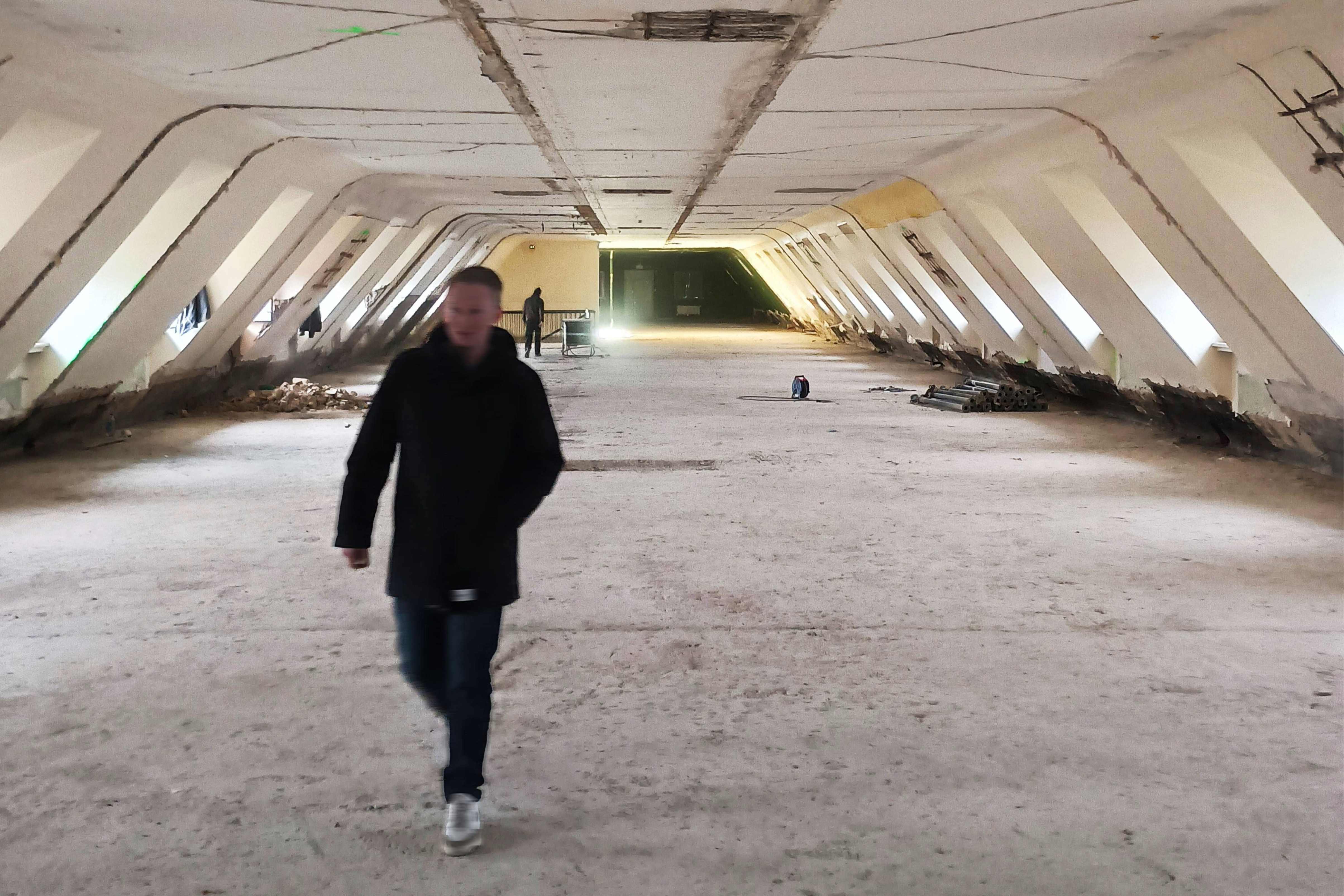 Mann in einem entkernten Dachraum