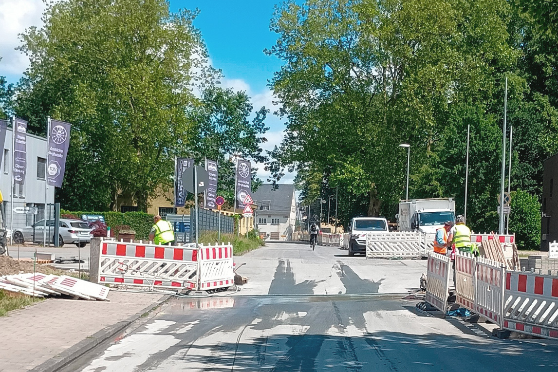 Baustelle an einer Straße.