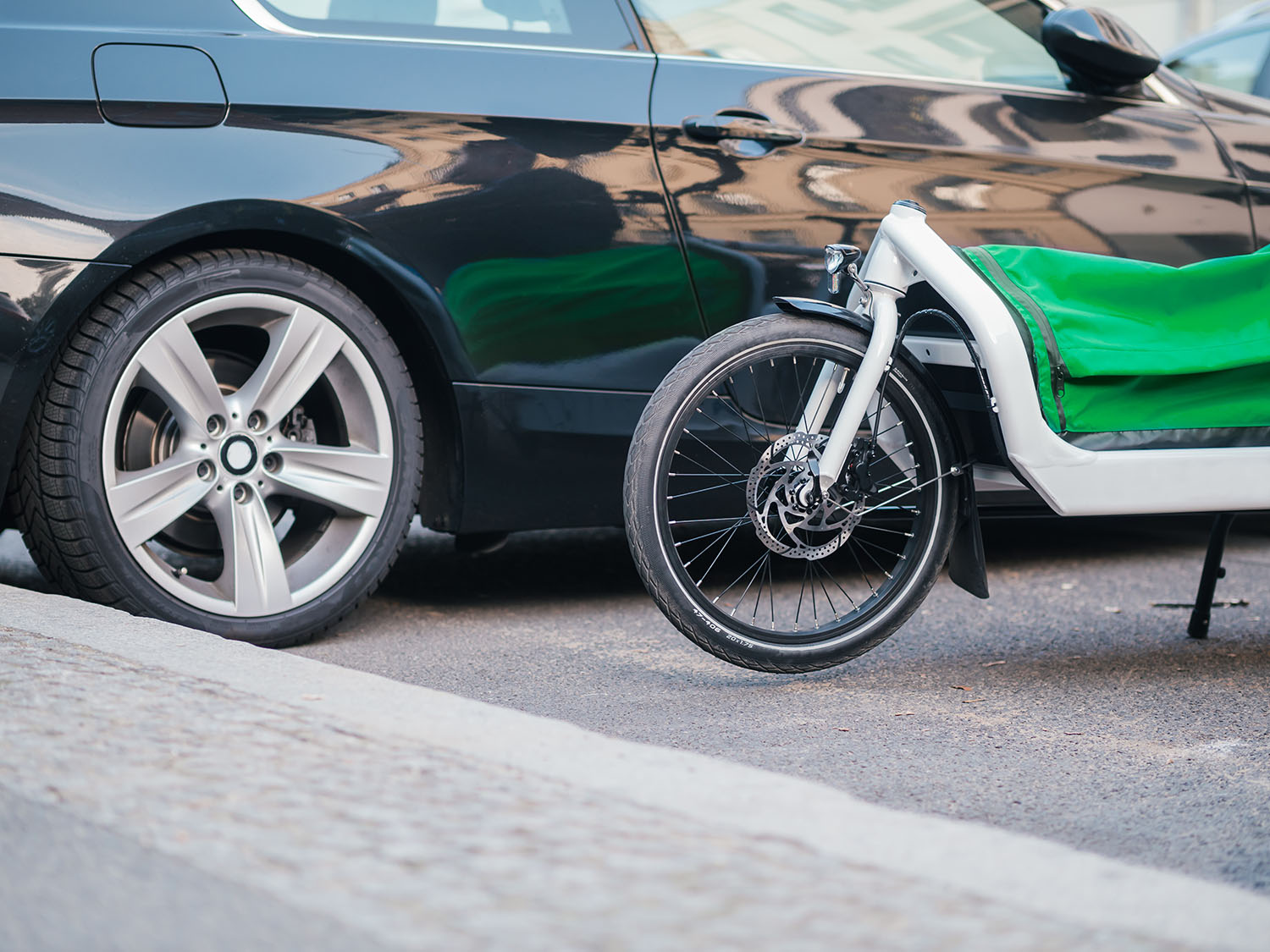 auto und fahrrad parkend nebeneinander