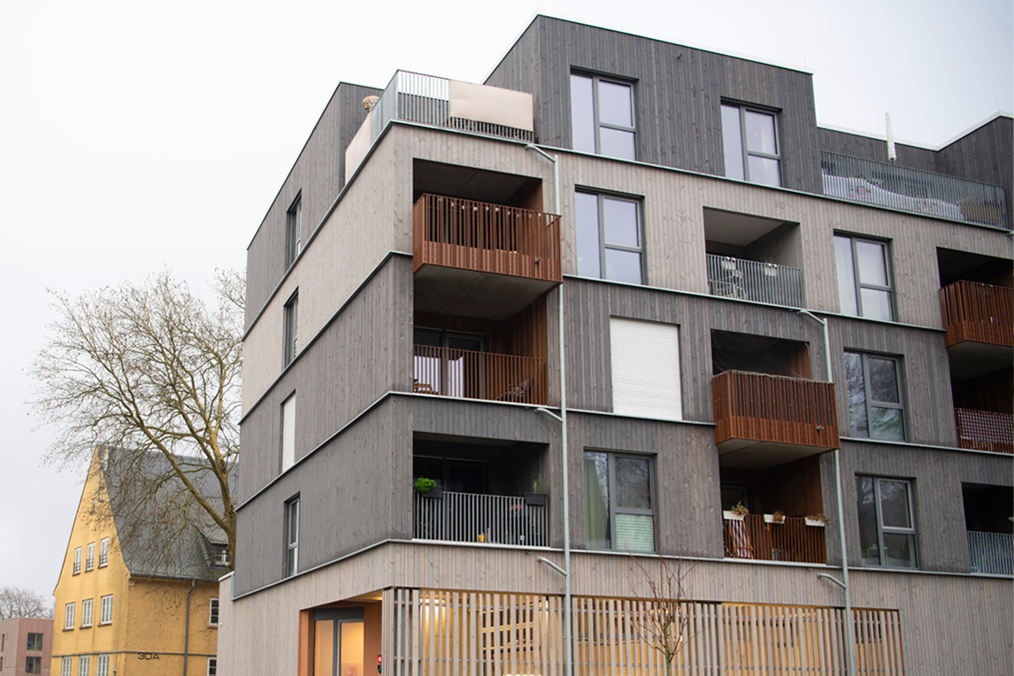 Gebäude mit Holzfassade