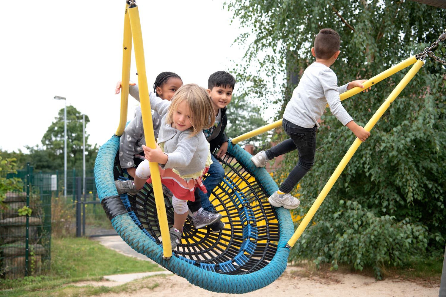 Kinder auf Nestschaukel