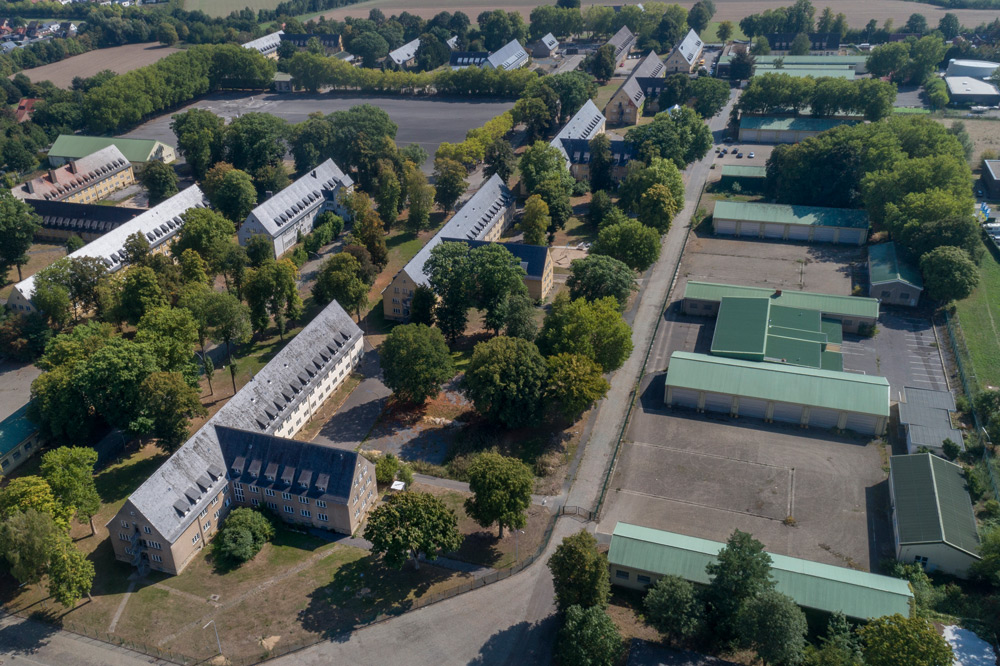 So sieht es vor der Konversion aus: Links die denkmalgeschützten ehemaligen Mannschaftsgebäude, rechts die Fahrzeughallen.