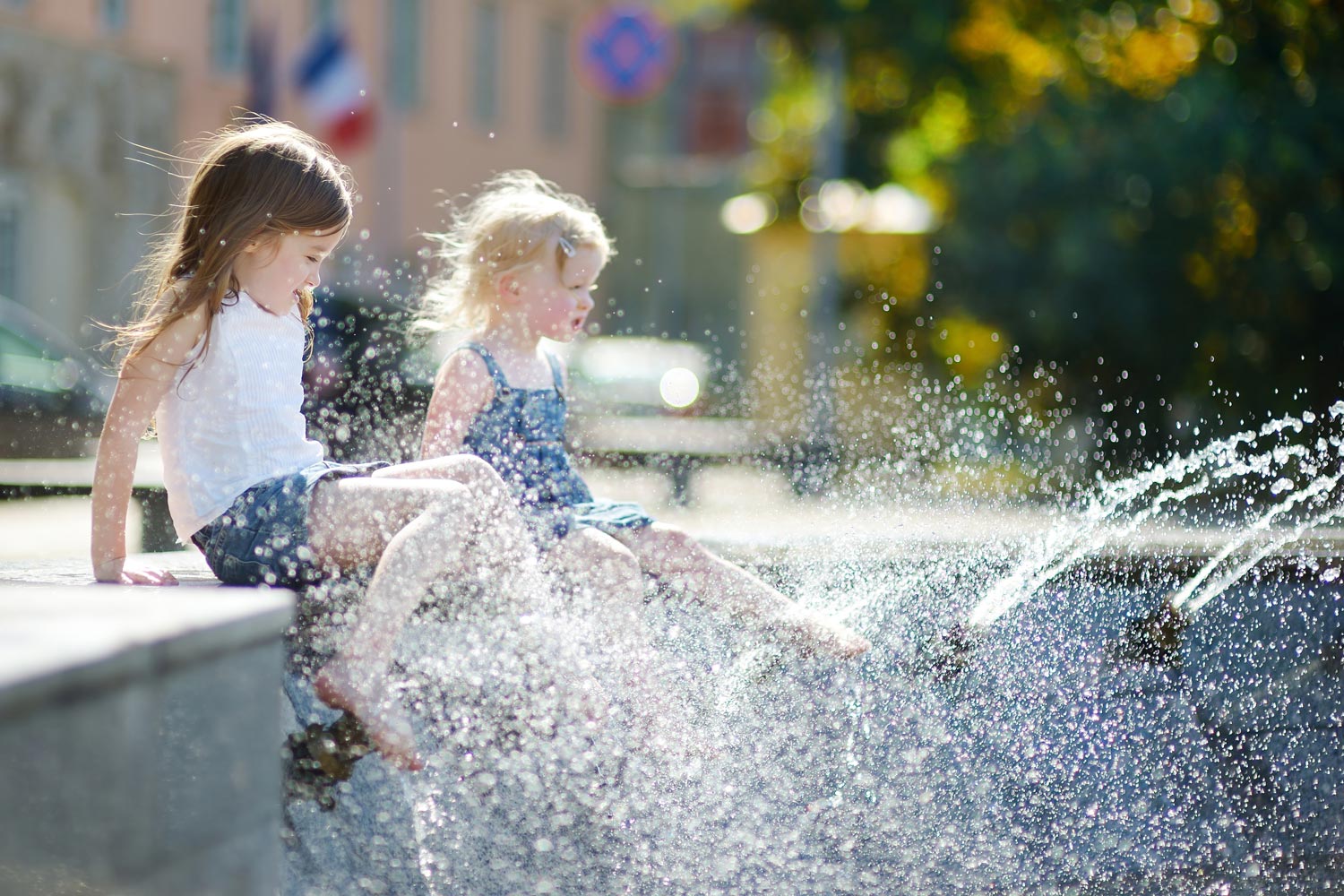 mädchen am springbrunnen sitzend