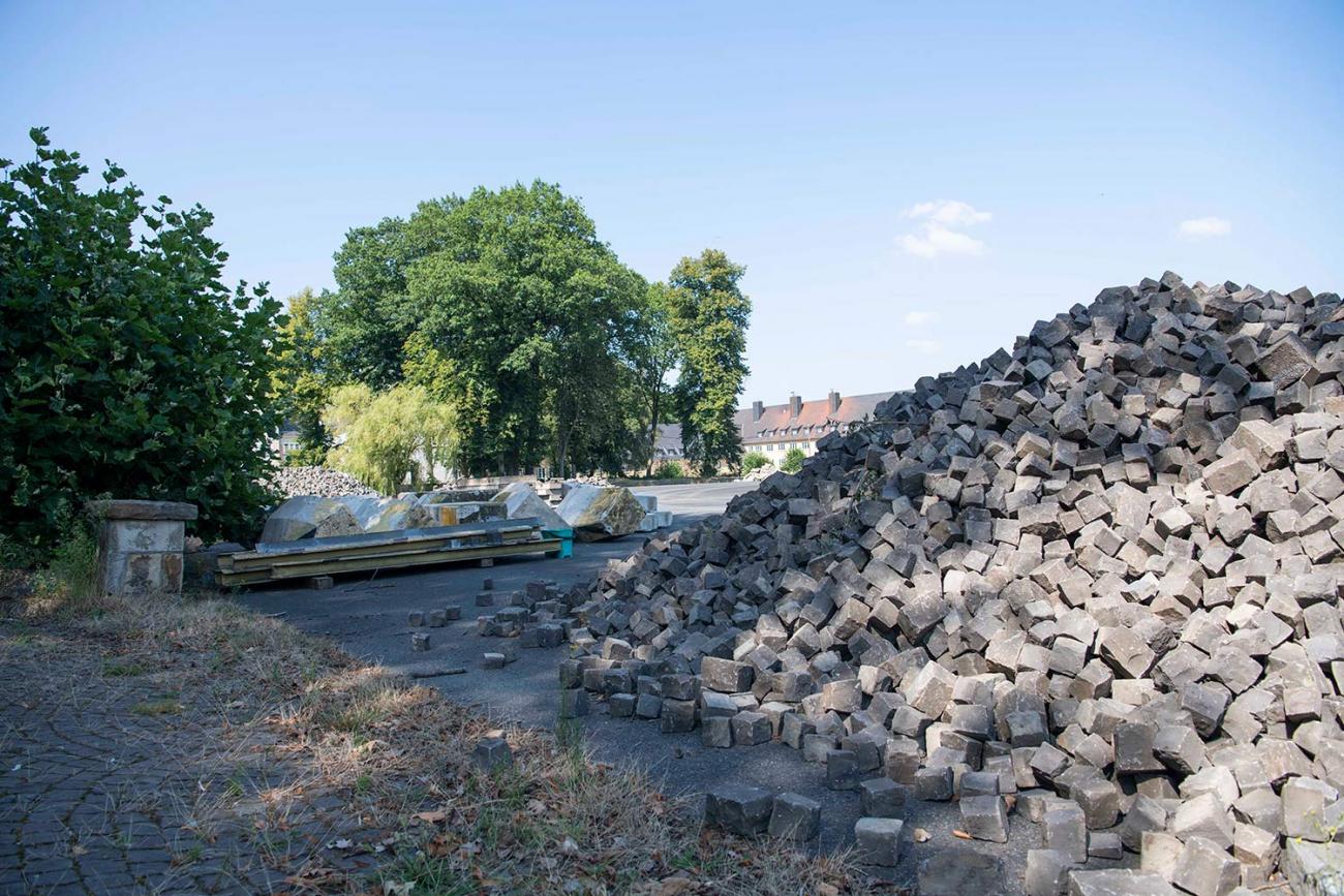 Kopfsteinpflaster Steine auf einem hohen Haufen 