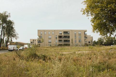 Ein Gebäudekomplex in hellem Klinker