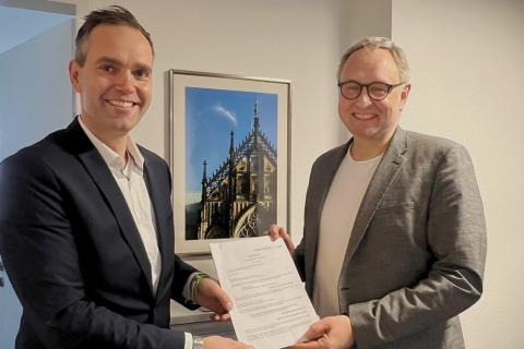 Max Delius (Prokurist Wohn + Stadtbau GmbH) und Stephan Aumann (Geschäftsführer KonvOY GmbH) beim Kaufvertragsabschluss.