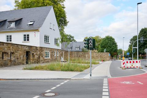 Blick auf das Torhaus und die Roxeler Straße