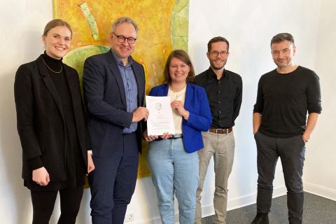 Fünf Personen präsentieren Kaufvertrag