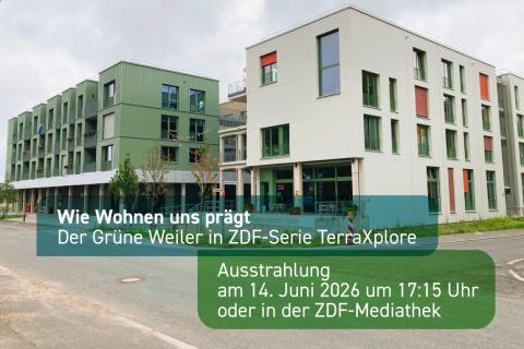 Ein Bild von zwei Gebäudevolumen, darauf der Text: Wie Wohnen uns prägt Der Grüne Weiler in ZDF-Serie TerraXplore  Ausstrahlung am 14. Juni 2026 um 17:15 Uhr  oder in der ZDF-Mediathek