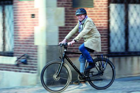 Markus Lewe mit Fahrradhelm auf einem Fahrrad.