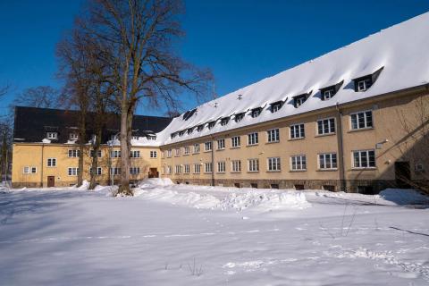 Mannschaftsgebäude im Schnee